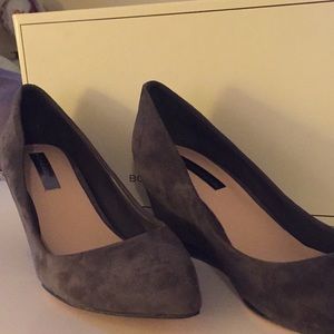 BCBGMAXAZRIA  7 M GrigioKidsuede (grey). New